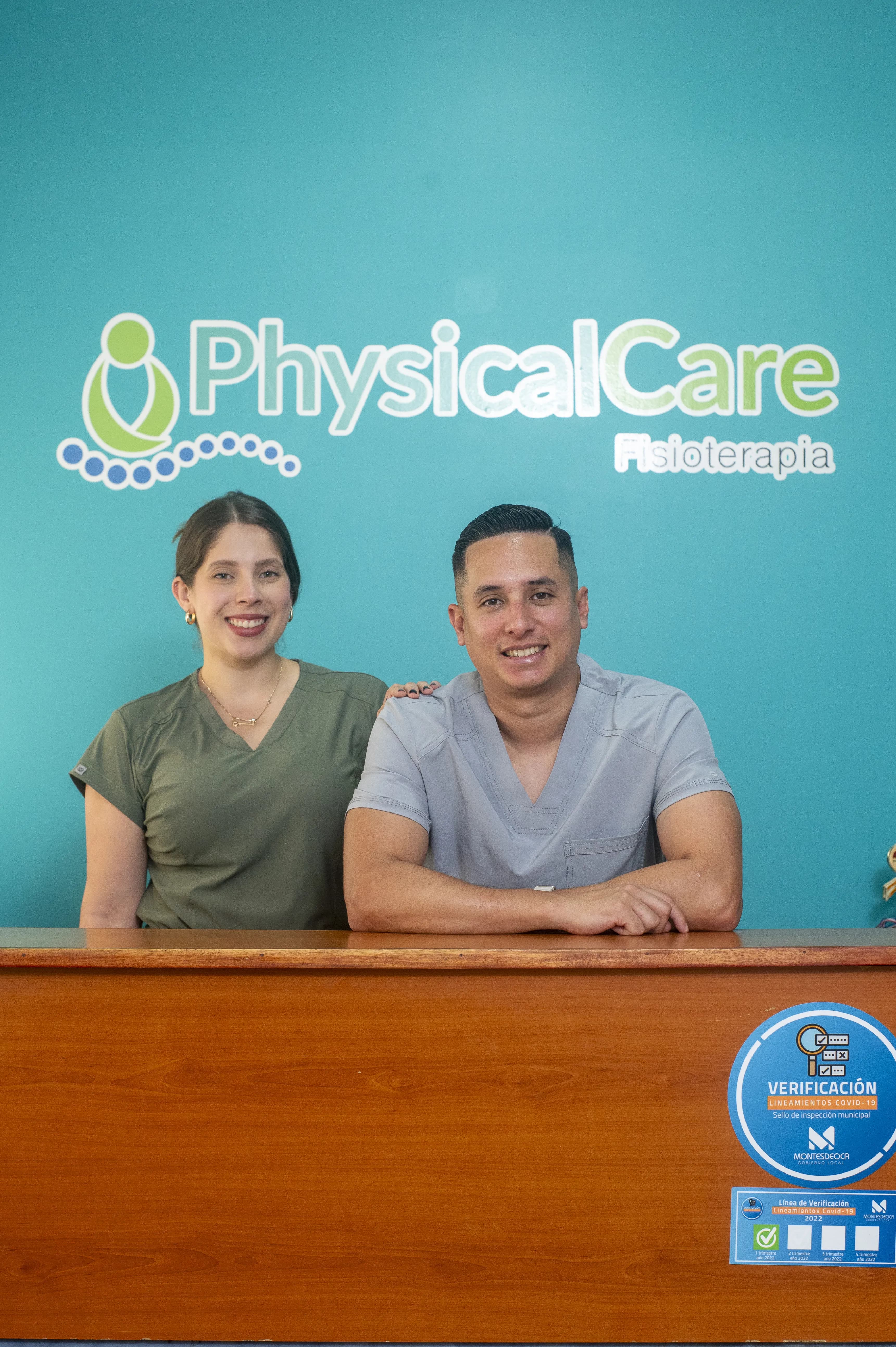 Fundadores de Physical Care Fisioterapia - Msc. Enmanuel Li y Msc. Yamilah Solano, especialistas en terapia física en Costa Rica