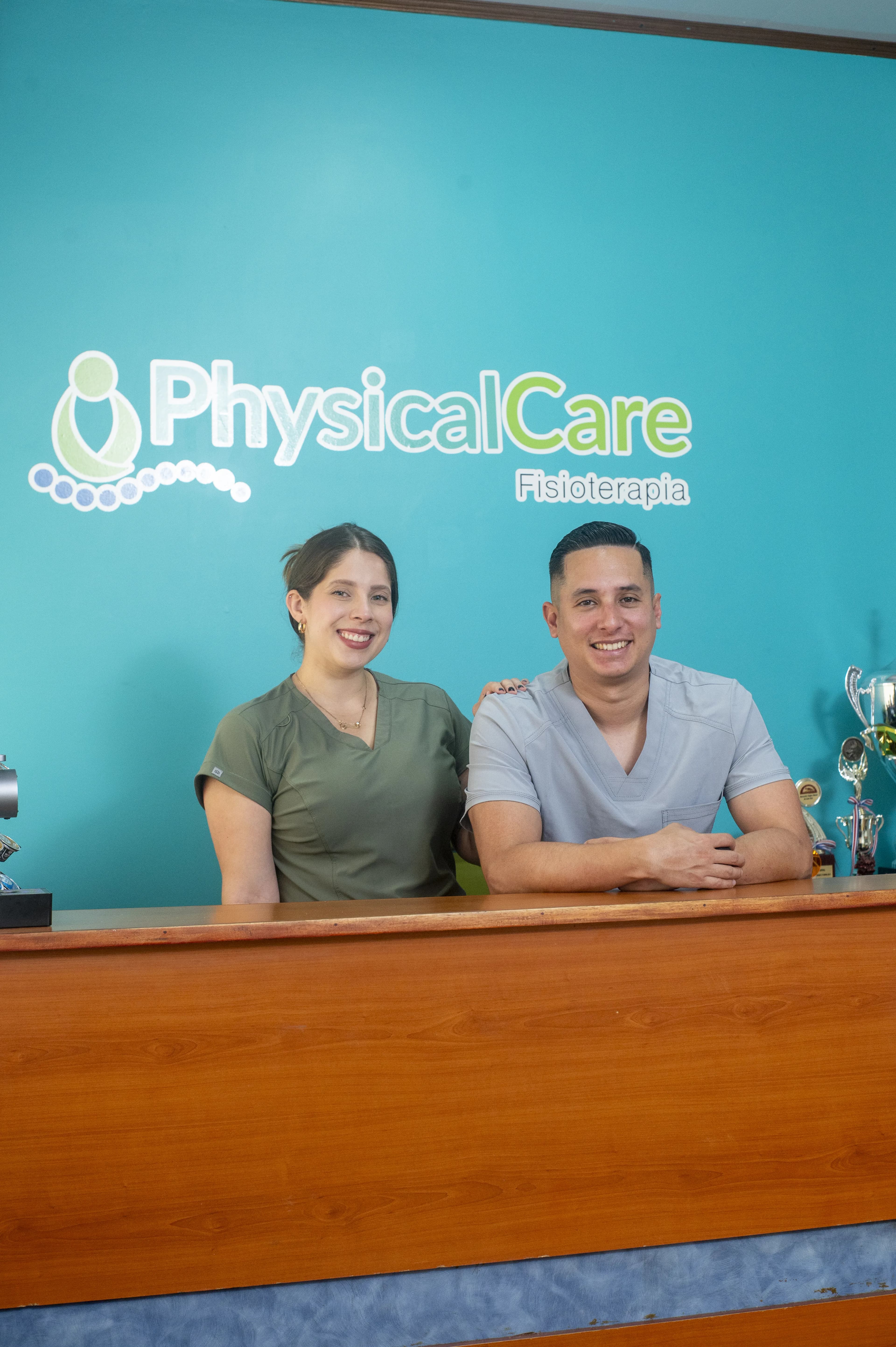 Fisioterapeutas de Physical Care aplicando tratamiento especializado